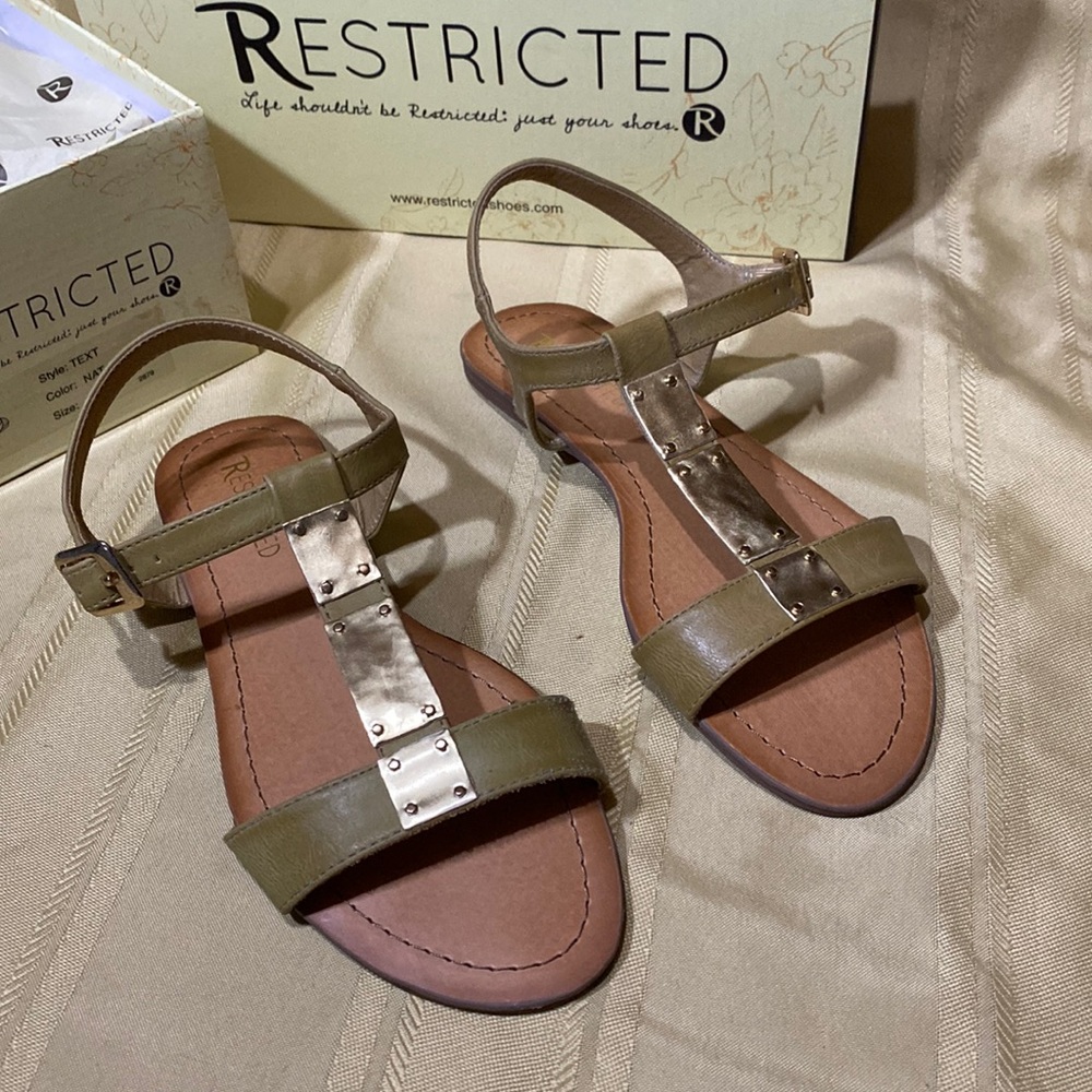 Restricted flat sandal, natural & gold, new